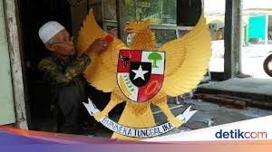 Rancangan lambang negara tersebut mendapat masukan dari partai masyumi untuk yang keberatan terhadap gambar burung garuda dengan. Tentang Ideologi Dan Makna Garuda Pancasila Yang Harus Dipahami