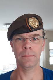 Ik vond mijn oude leger baret en hij past nog! Er kwamen gelijk  herinneringen naar boven van m'n 14 maanden in dienst. BARNEY ARMY! 💪