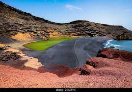 Lago Verde Lac Vert A El Golfo Lanzarote Iles Canaries Espagne Paysage Colore Avec Plage De Sable Noir Roches Volcaniques Sombres Et Terre Rouge Photo Stock Alamy