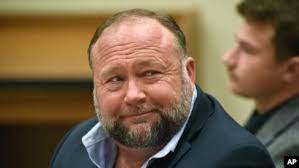 Sandy Hook: Sube cifra que Alex Jones debe pagar a familias