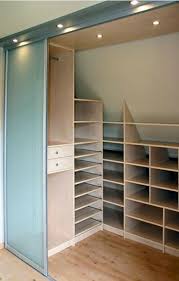 Mein Schrank Ist Etwa So Tief Aber Nur 50 Cm Breit Ab Kleiderschrank Fur Dachschrage Begehbarer Kleiderschrank Dachschrage Schrank Dachschrage