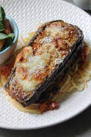 Une Explosion De Saveurs Avec Cette Recette A Base D Aubergines Gratinees Avec De La Mo Recette Sicilienne Aubergine Alla Parmigiana Recette A Base De Legumes