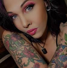 Brandi Landers's Instagram, Twitter & Facebook