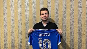 Ziaristul italian matteo morandini a lansat în anul 2009 o carte biografică despre viața lui adrian mutu. Adrian Mutu Prezentat Oficial La U Craiova 1948 Nu Am Venit De ComplezenÈ›Äƒ Eurosport