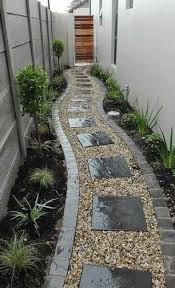 Kehadiran taman dalam rumah memang dapat menciptakan suasana baru yang menyenangkan. Desain Taman Samping Rumah Sederhana Update