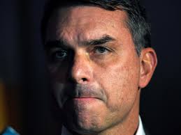 Partidos pedem cassação de Flávio Bolsonaro por relação financeira com  Banco Master