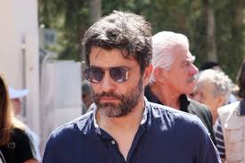 Σπούδασε ναυτιλιακά στο πανεπιστήμιο πειραιώς. O Petros Lagoyths Oi Gioi Toy Kai Oi Eilikrineis Syzhthseis Toys Gia Tis Gynaikes Ladylike Gr