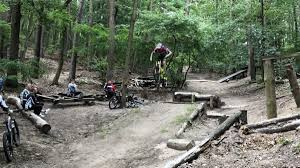 Barely escaping an avalanche during a family ski vacation in the alps, a married couple is thrown into disarray as they are forced to reevaluate their lives. Downhill Berlin E V Berlin Weitere Downhillstrecken