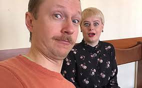 Українського телеведучого програми телебачення торонто майкла щура (справжнє ім'я роман вінтонів) двоє невідомих молодиків на самокатах побили. Sud Perenis Zasidannya U Spravi Vidrodzhennya Proti Majkla Shura Cherez Vidsutnist Pozivacha Institut Masovoyi Informaciyi