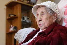 La tejedora y peletera centenaria que vive hace más de medio siglo en Rawson