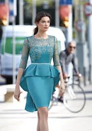 Escote de barco con hombrera joya y cortes de costura laterales que estilizan. Carla Ruiz Madrina Vestidos De Fiesta Vestido De Madrina Vestidos De Elegancia