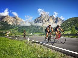 Un campione di discesa che scala i passi delle dolomiti in bicicletta, sbuffando come una locomotiva a vapore. Maratona Dles Dolomites Wknd July 2022 Dirty Wknd