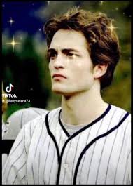 Edward: Si te pido que te quedes en el auto ¿Lo harías? (Edward se baja del  auto Bella imita se pone su gorro Edward hace cara como de estar diciendo,  "maldición" en