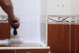 Os mostramos cómo pintar los azulejos de la cocina y el suelo para cambiar su aspecto sin necesidad de hacer obras. Tutorial Como Pintar Los Azulejos Del Bano Y La Cocina Pintura Azulejos Banos Pintados Azulejos Azulejos
