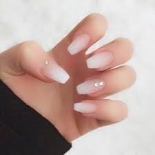 Wie Ware Es Mit Einem Naturlichen Ombre Verlauf Auf Deinen Nageln Schmucke Sie Danach Mit Ein Paar Strasssteinen Fer Nagelideen Nageldesign Matter Nagellack
