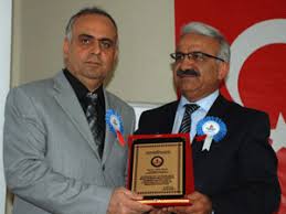 Açık öğretim lisesinden mezun olarak diploma almaya hak kazanan. Acik Ogretim Lisesi Diploma Toreni Gorkemli Oldu