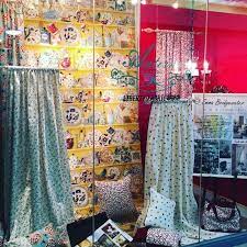 emma bridgewater カーテン 壁紙フェア開催中 お店のウィンドウを飾っています 多くの女性を虜にするデザインを ぜひ見に来てください アントワーヌヤカンヒコウ エマブリッジウォーター emmabridgewater インテリア home decor decor curtains