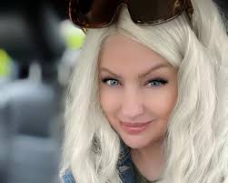 Holly Kulp's Instagram, Twitter & Facebook