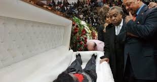 Ces accessoires fétiches seront apparemment cette commande aurait pour but, d'accompagner le corps de michael jusque dans son cercueil. Dernier Hommage A James Brown Rts Ch Monde