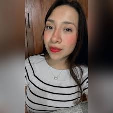 Eric: — ¡Oye! La Push, nena. ¿Quieres ir? Bella: — ¿Qué significa eso?  Mike: — La playa La Push en la reservación, iremos mañana. Jessica: — Tiene  una oleada enorme. Eric: —