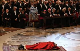 Przywołał postawę cierpiącego sługi jahwe i absolutny spokój, majestat, jaki chrystus zachowuje w swym poniżeniu i w swoim cierpieniu. Liturgia Meki Panskiej W Bazylice Sw Piotra