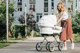 Spätestens jetzt brauchen sie einen kinderwagen in dem sie ihr kind in sitzender position transportieren können. Darauf Sollten Eltern Achten Wenn Sie Einen Kinderwagen Kaufen