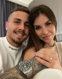 Angeliño porta con sé a Roma la bella Rocio Galindo