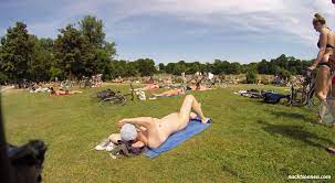 Seit 1985 gehört es in das portfolio der familie kuffler, die dieses idyll mit viel. Nackt Im Englischen Garten Fkk Bilder Und Fotos