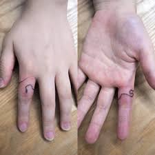 Article by the xo factor hand and finger tattoos simple hand tattoos henna tattoo designs simple cute hand tattoos finger tattoo for women finger tattoo designs simplistic tattoos dainty tattoos mini tattoos Hand Poked Snake Tattoo On The Finger