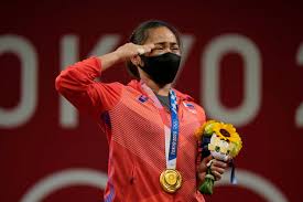 Gold medalist philippines' hidilyn diaz holds her medal on the rostrum for the victory ceremony of the ladies's 55kg weightlifting hidilyn diaz's gold medal prize to reach more than p35m | hungry for balance Memb Etooqhc1m