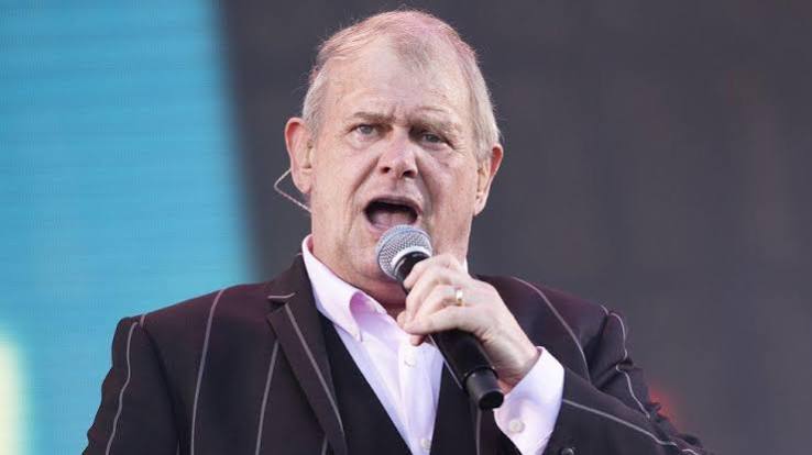 John Farnham: Australian singer has surgery after cancer diagnosis - BBC News
