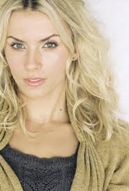 Sara Well's Instagram, Twitter & Facebook