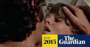 Don't look now, conocida en idioma castellano como venecia rojo shocking en méxico y amenaza en la sombra en españa, es un largometraje coproducido por italia y el reino unido en 1973. Donald Sutherland On Don T Look Now Remake Don T Embarrass Yourselves By Making It Film The Guardian