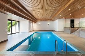 Appartement De Luxe Avec Piscine Interieure Plafond En Bois Banque D Images Et Photos Libres De Droits Image 46265774