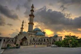 Rasanya antara yang tercantik di malaysia.halus senibinanya.kepala paip pon berseni.takde aircond tapi tak panas sebab konsep. 10 Masjid Tercantik Di Malaysia Eztakaful