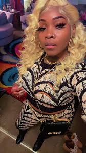 Morning frens! Whats you doing taday? I is helmping mumpher, I is making  new fashun for her shirt👚🧵🪡✂️ HAMPY MONDAY!