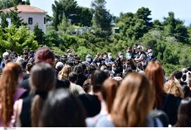 Μετάβαση από και προς την εργασία για τις εργάσιμες ώρες. Glyka Nera H Skhnh Sthn Khdeia Ths Karolain Poy Ebale Se Skepseis Tote Edei3e O Pilotos Pws Htan Enoxos