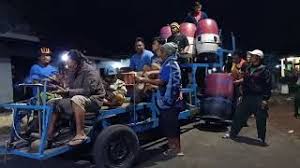 They drop it again from their album titled music is king. Sahur On The Road Session 3 14 01 Mb 10 12 Ubi Singkong Mp3