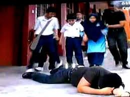 Chua tidak sedar akan kesilapannya dan telah diberi amaran oleh geng bas sekolah yang lain bahawa lelaki. Dicuk Hamzah Geng Bas Sekolah Final Anita Baharom Youtube