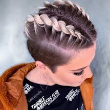 Tresses balayées sur le long côté tresses africaine style french updo 35 Idees De Tresses Pour Les Cheveux Courts