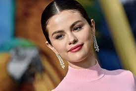 Aus neid, dass männer ihr häufig mehr aufmerksamkeit schenkten als ihr selbst, habe sie in der vergangenheit kommentare wie du solltest sie mal ungeschminkt sehen abgelassen, wenn jemand mit ihr flirtete. Selena Gomez Ohne Make Up Mit Starker Botschaft An Ihre Follower Glamour