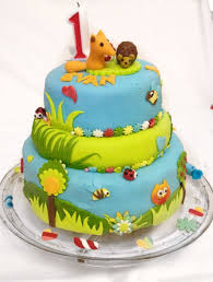 Gateau En Pate A Sucre Theme Les Petits Animaux De La Foret Genoise Chocolat Poires Et Chocolat Framboises Cake Design Cake Desserts