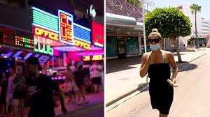 A mozgalom eddigi csúcspontjára akkor érkezett, amikor húszezren is kinn voltak a téren a választások hétvégéjén. Coronavirus Hundreds Gather In Madrid For Anti Mask Protest Bbc News