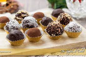 Ottime anche le piccole cassate di pandoro, le tortine di pandoro e la charlotte di pandoro e cioccolato. Tartufi Di Pandoro