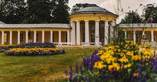 Jahrhundert erbauten gebäude und die im jahr 1889 errichtete weltbekannte kolonnade, deren bild in keinem reiseführer über tschechien und über das böhmische bäderdreieck fehlen. Sehenswurdigkeiten Marienbad