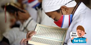 Surah ini tergolong pada surah makkiyah. Bacaan Surah Al Kahfi Ayat 1 25 Bahasa Arab Latin Terjemahan Tirto Id