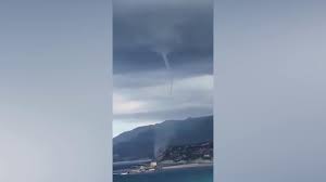 Una violenta tromba d'aria provoca danni a torralba. Tromba D Aria Raggiunge Costa Della Sardegna Fenomeno Legato Alla Forte Instabilita Atmosferica Youtube
