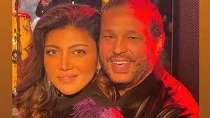 شن وائل عبد العزيز، هجومًا كبيرًا على شقيقته الفنانة ياسمين عبد العزيز، بسبب علاقتها بالفنان أحمد العوضى، قائلا: Ø£Ù†Ø§ ÙŠÙ…Ù†ÙŠ 5 Ù…Ø¹Ù„ÙˆÙ…Ø§Øª Ø¹Ù† Ù…Ø­Ù…Ø¯ Ø­Ù„Ø§ÙˆØ© Ø·Ù„ÙŠÙ‚ ÙŠØ§Ø³Ù…ÙŠÙ† Ø¹Ø¨Ø¯ Ø§Ù„Ø¹Ø²ÙŠØ² ÙˆØ²ÙˆØ¬ Ø±ÙŠÙ‡Ø§Ù… Ø­Ø¬Ø§Ø¬