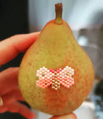 Ce Papillon Fluo S Est Pose Sur Une Poire Du Jardin Tout Mignon Ce Modele De Milouchkalala Papillon Butterfly Fluo With Images Brick Stitch Bead Work Jewelry Miyuki