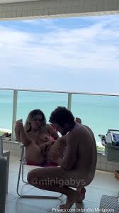 Anã da mansão maromba Mini Gabys fodendo no sofá com o namorado - Xvideos  Putaria